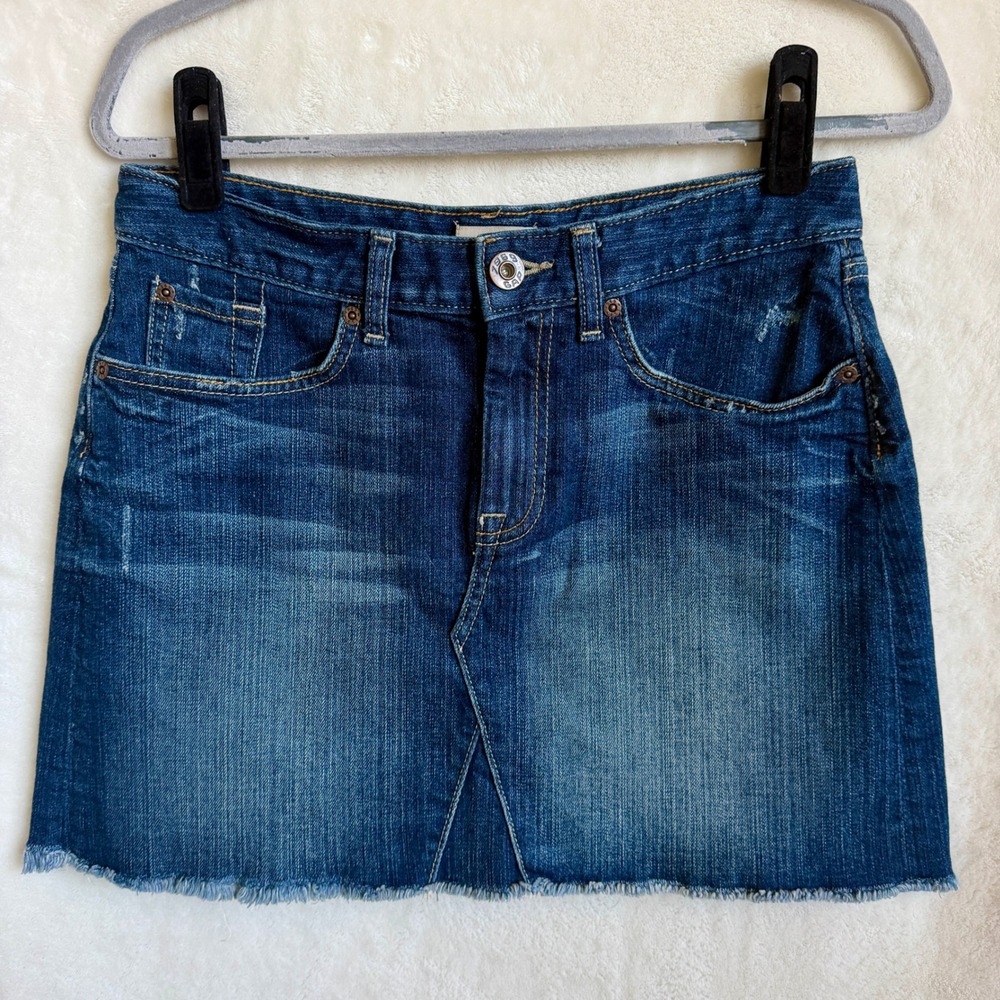 Gap Denim Mini Skirt Size 4 27 Medium Wash Raw Frayed Hem Y2K Low Rise Style